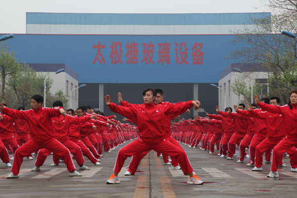 中國太極搪玻璃設備全體員工向您拜年！